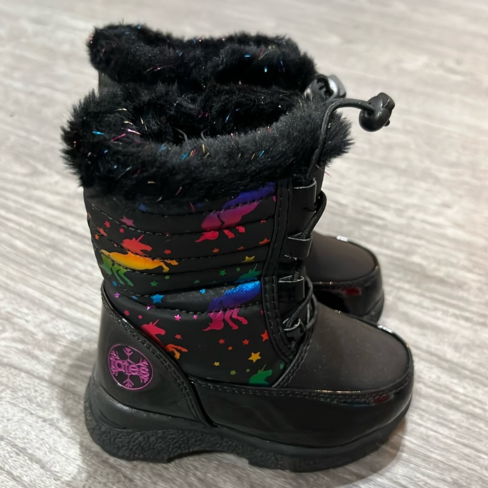 NWOT Totes Size 5 Kids' Black and Multicolor Boots